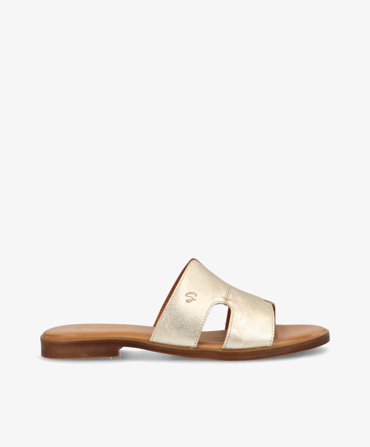 Guld lamineret lædersandal fra Shoedesign Copenhagen med flad sål og åbent tådesign.