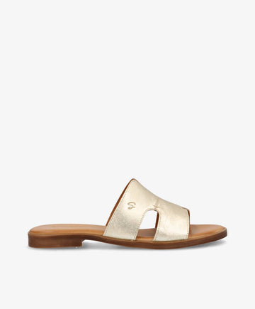 Guld lamineret lædersandal fra Shoedesign Copenhagen med flad sål og åbent tådesign.
