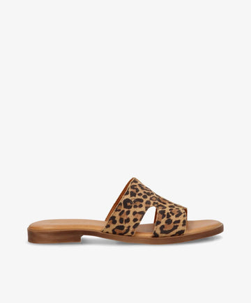 Leopardmønstret sandal fra Shoedesign Copenhagen med flad sål og åbent design.