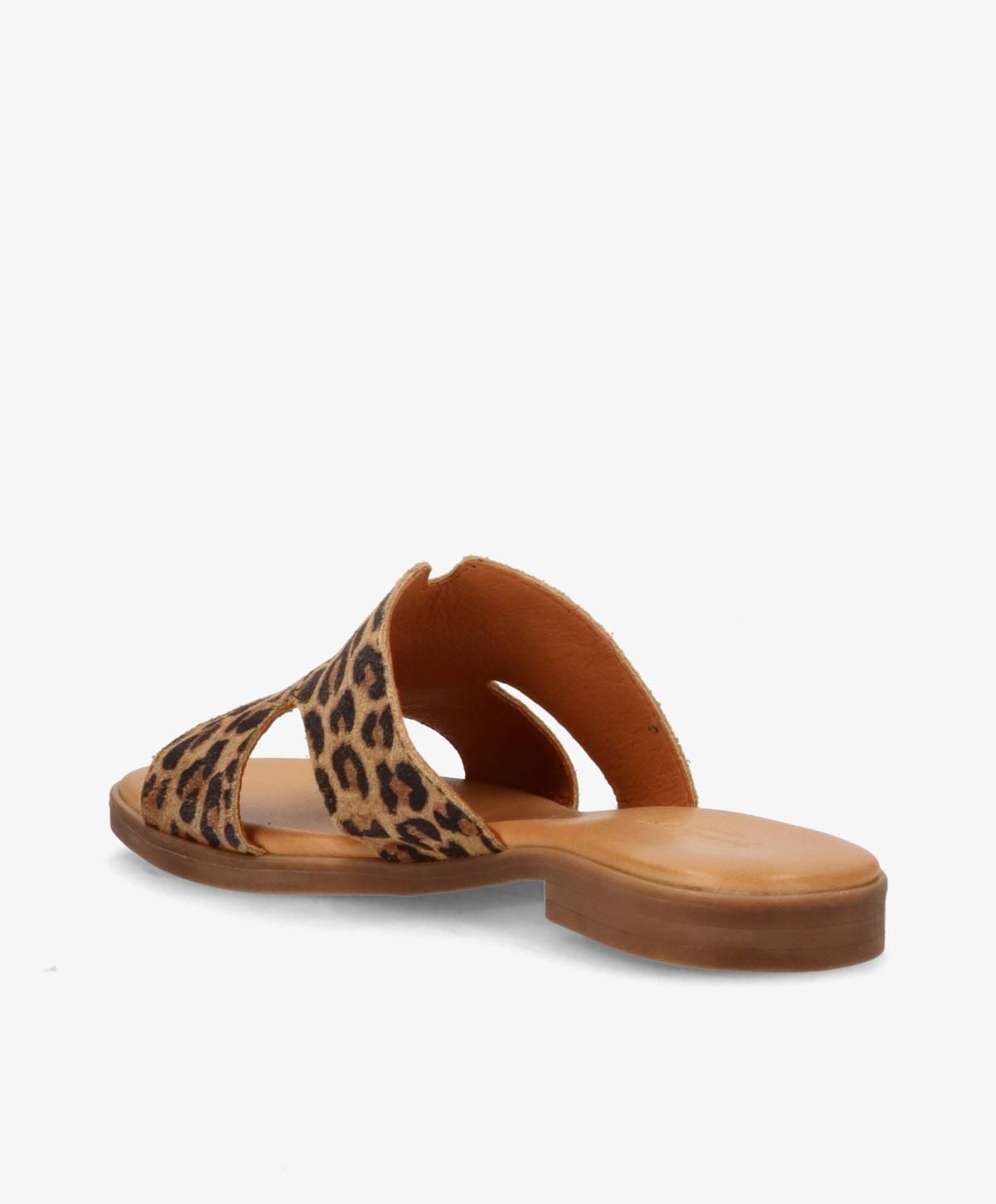 Et par leopardmønstrede sandaler fra Shoedesign Copenhagen med flad sål og åbent design.