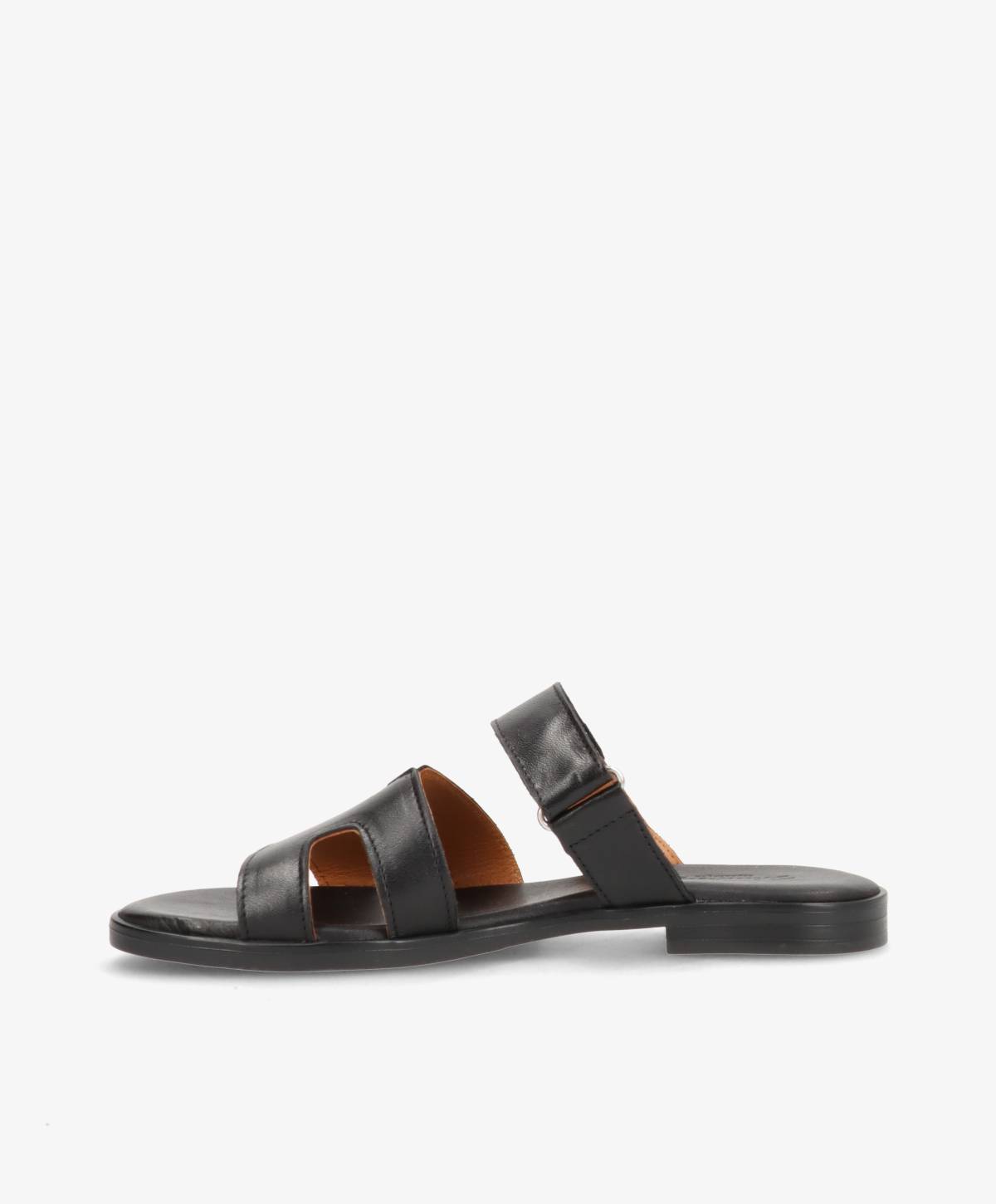 Sort læder sandal fra Shoedesign Copenhagen, model CLAIRE, med flad sål og to brede remme.