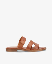 Brun lædersandal fra Shoedesign Copenhagen med flad sål og to brede remme.
