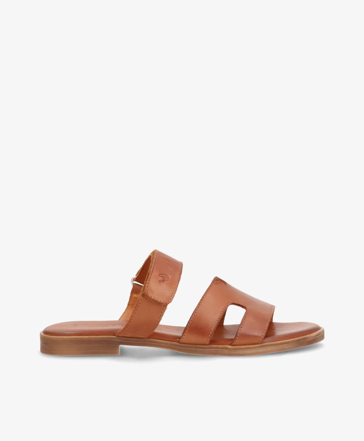 Brun lædersandal fra Shoedesign Copenhagen med flad sål og to brede remme.