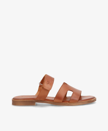 Brun lædersandal fra Shoedesign Copenhagen med flad sål og to brede remme.