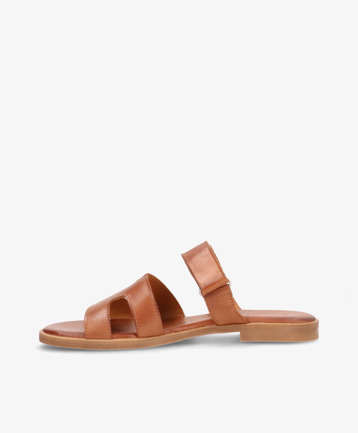 Brun lædersandal fra Shoedesign Copenhagen med flad sål og åben tå.