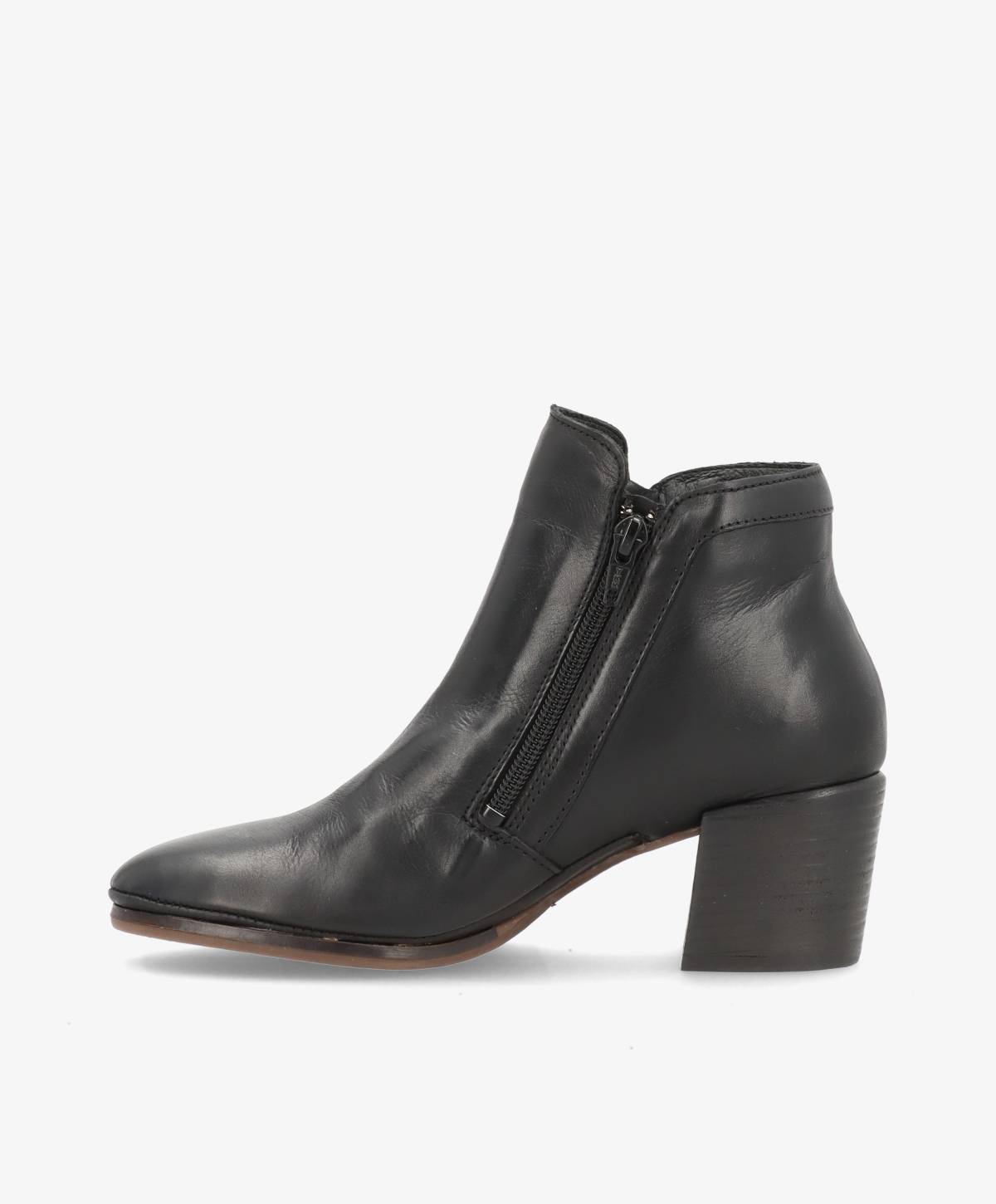 Sort læderstøvle med lynlås og blokhæl fra Shoedesign Copenhagen.