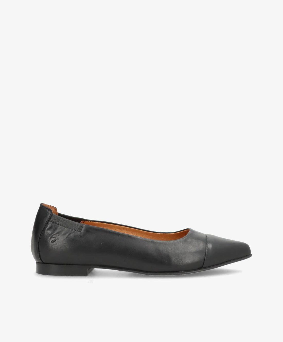 Sort læderballerina fra Shoedesign Copenhagen med spids tå og lav hæl.