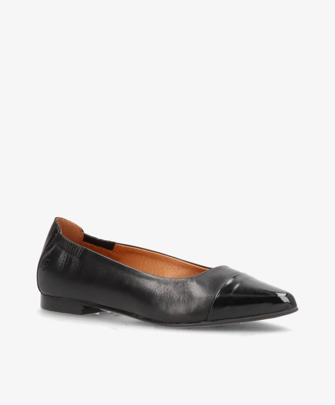 Sort læderballerina fra Shoedesign Copenhagen med spids tå og lakdetaljer.