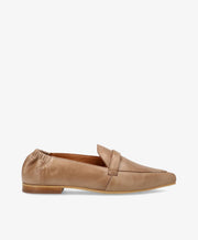 Beige dame loafer fra Shoedesign Copenhagen med elastisk hælkappe.