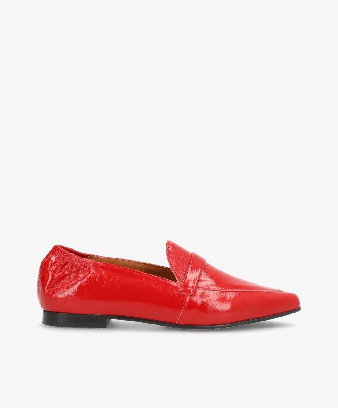 Rød lædersko fra Shoedesign Copenhagen, set fra siden med lav hæl og spids tå.
