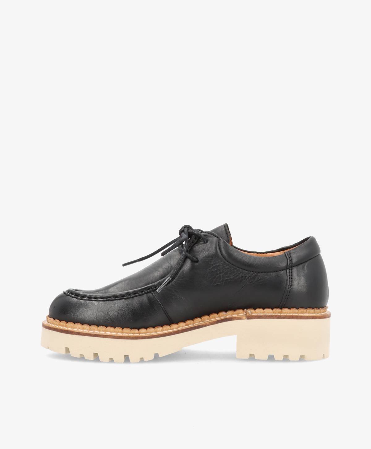 Sort sko fra Shoedesign Copenhagen med snørebånd og hvid sål.