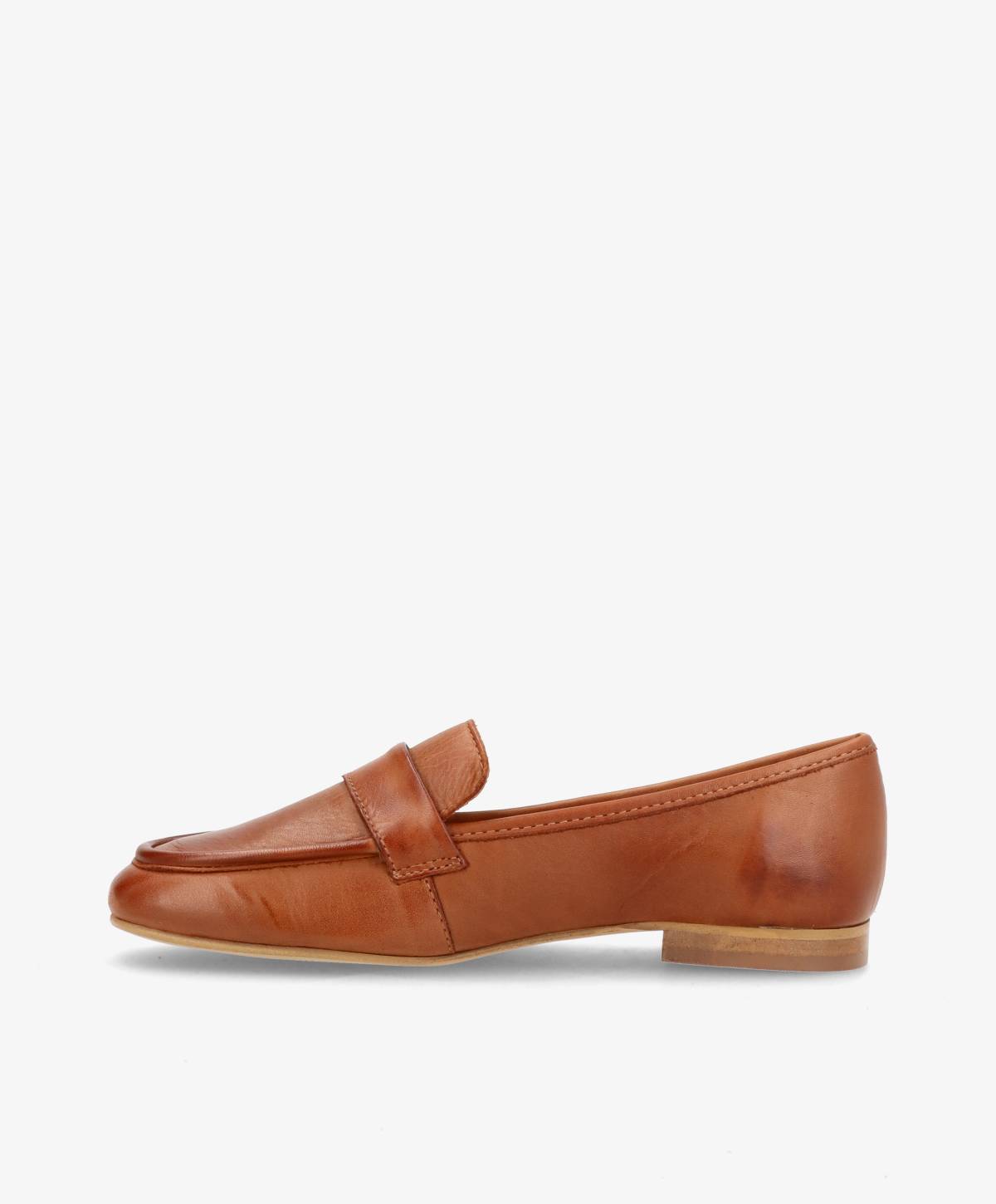 Loafer i kamelfarvet læder fra Shoedesign Copenhagen, set fra siden.