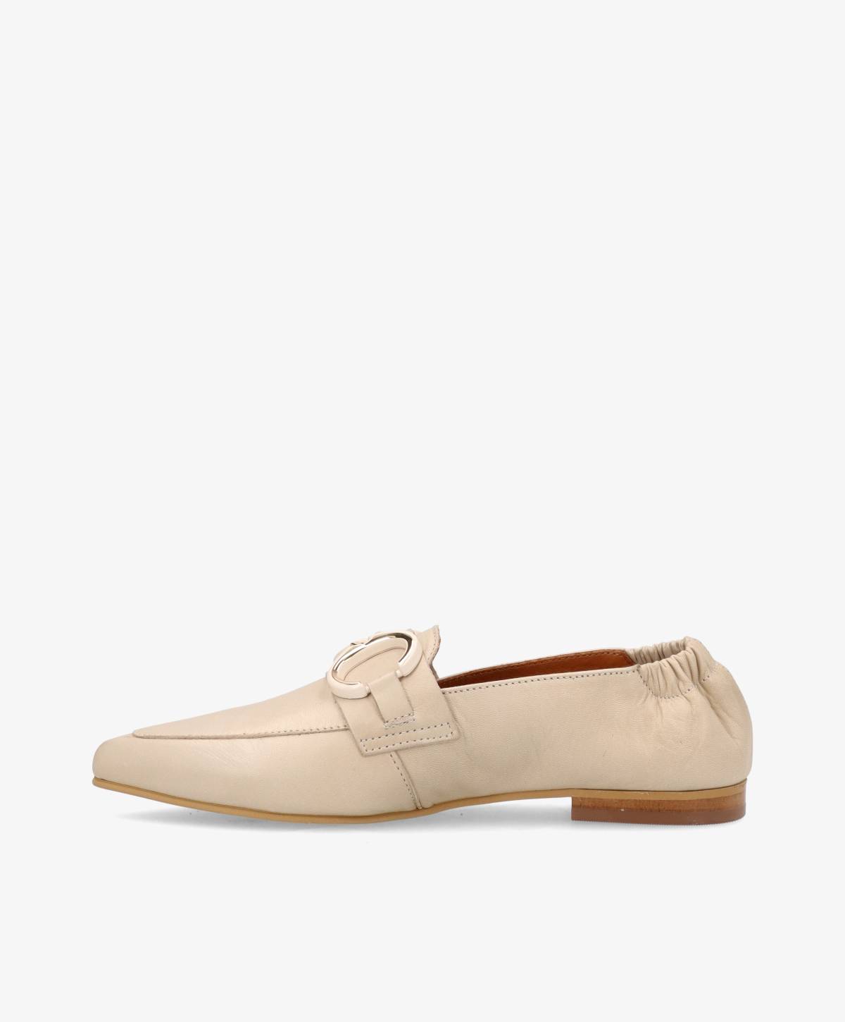 Beige loafer fra Shoedesign Copenhagen med elastisk hælkappe og dekorativt spænde.