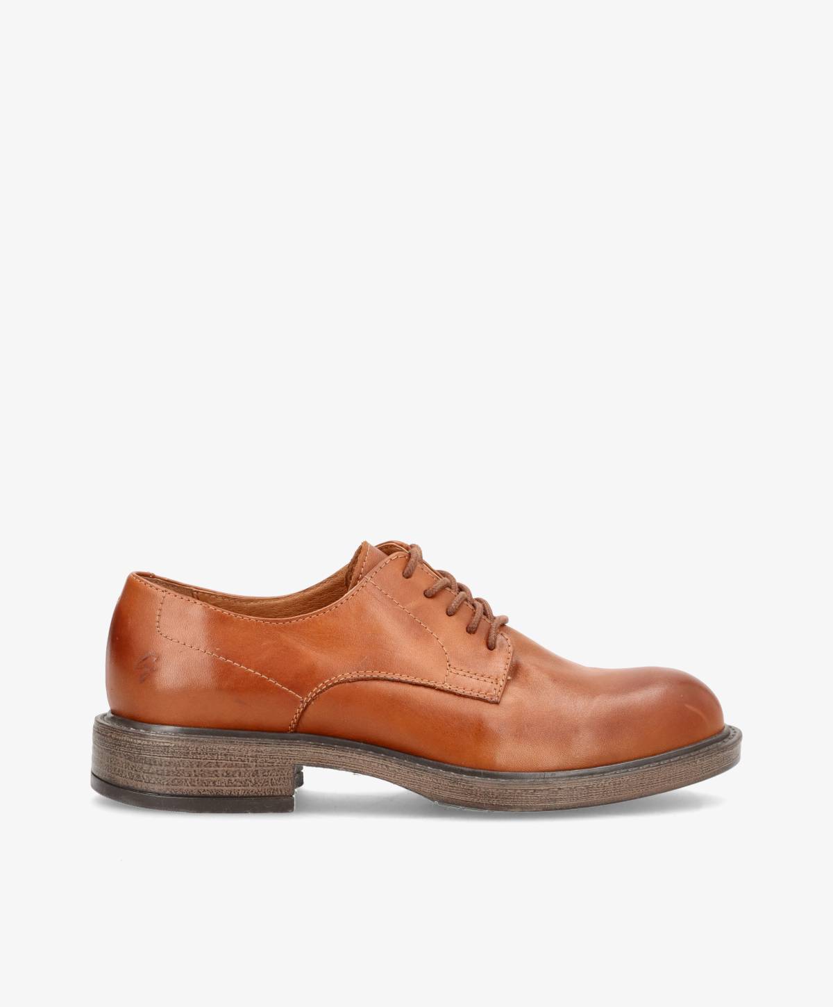 Sko i kamelfarvet læder fra Shoedesign Copenhagen, set fra siden med snørebånd og flad sål.