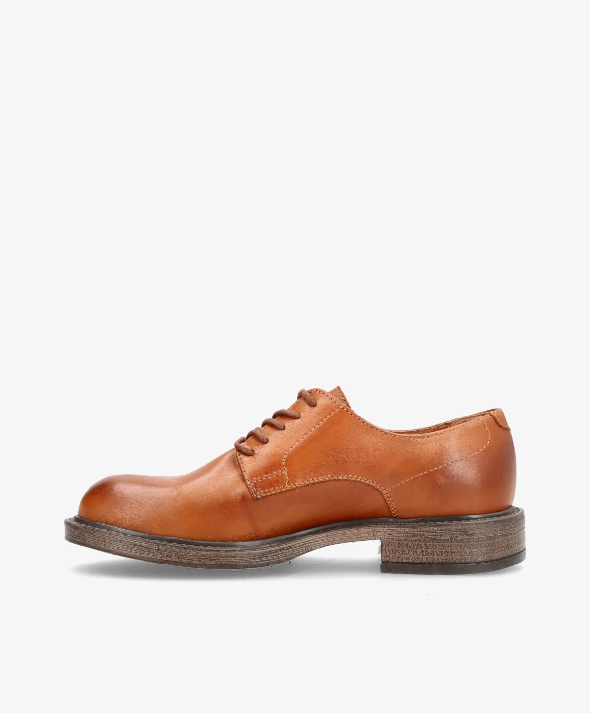 Brun lædersko fra Shoedesign Copenhagen med snørebånd og lav hæl.