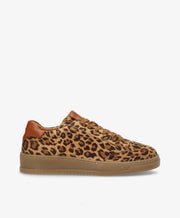 Et par leopardmønstrede sneakers fra Shoedesign Copenhagen med brune læderdetaljer og gummisål.