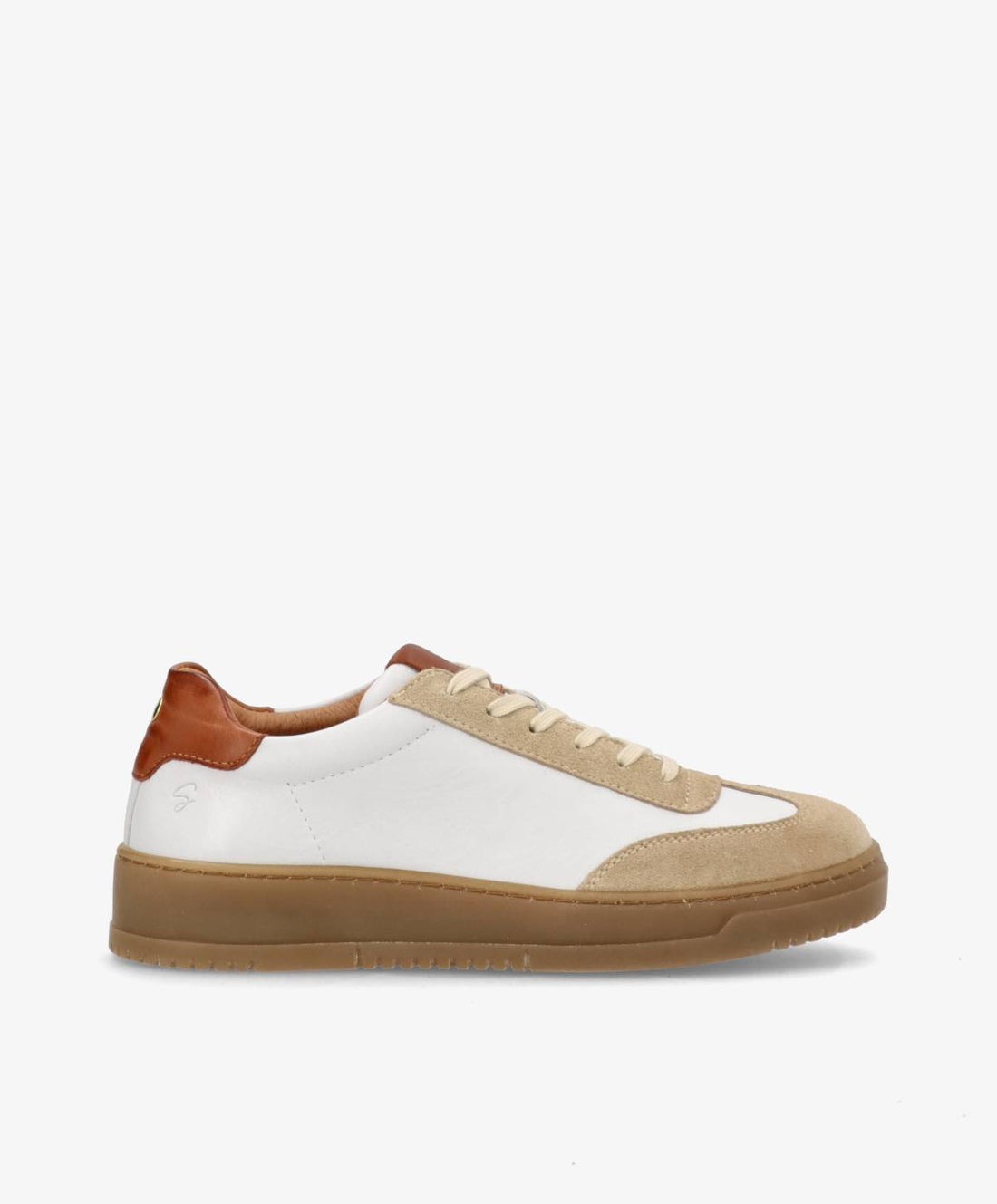 Hvid og beige sneaker fra Shoedesign Copenhagen med brun hæl og gummisål.