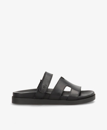 Sort læder sandal fra Shoedesign Copenhagen med to brede remme og flad sål.