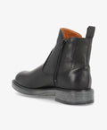 Sort læderstøvle fra Shoedesign Copenhagen med lynlås på siden og robust sål.