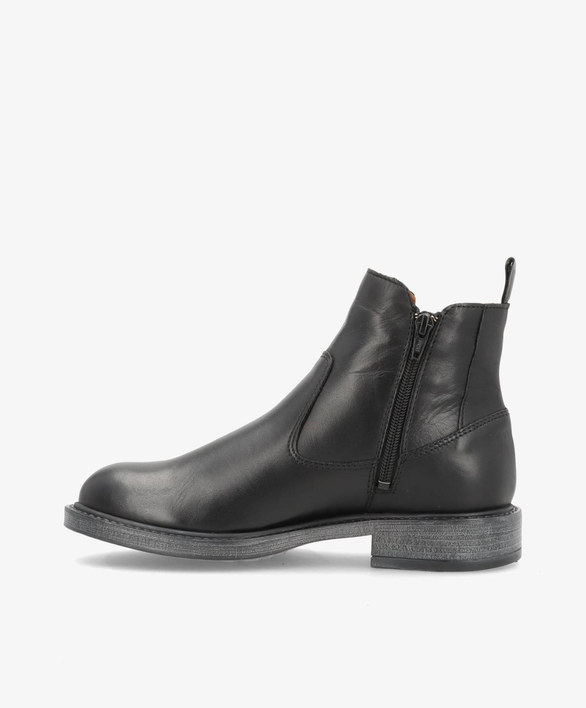 Sort læderstøvle fra Shoedesign Copenhagen med lynlås på siden og lav hæl.