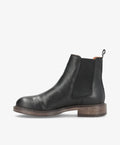 Sort læderstøvle fra Shoedesign Copenhagen med elastikpanel og lav hæl.