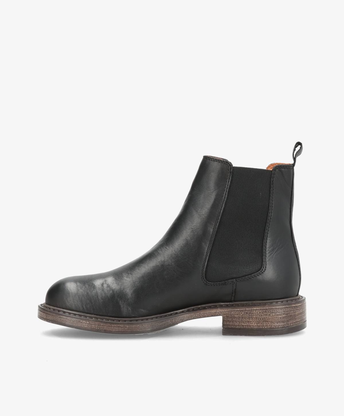 Sort læderstøvle fra Shoedesign Copenhagen med elastikpanel og lav hæl.