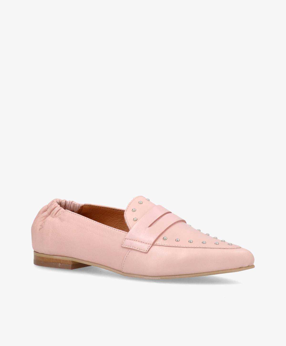 Lyserød loafer med nitter fra Shoedesign Copenhagen, set fra siden på hvid baggrund.