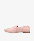 Lyserød loafer fra Shoedesign Copenhagen med nitter og elastisk hælkappe, set fra siden.