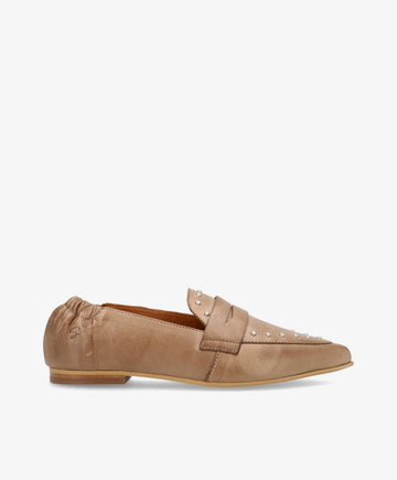 Beige loafers fra Shoedesign Copenhagen med nitter og elastisk hælkappe.