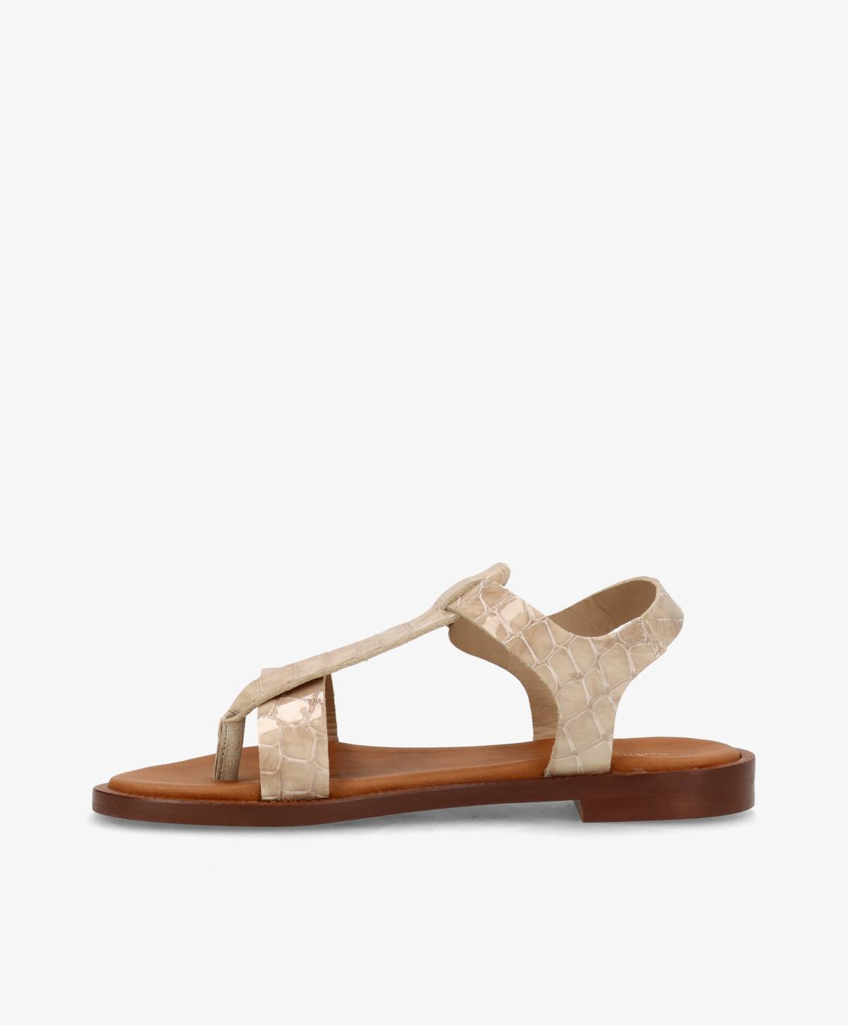 Sandfarvet sandal fra Shoedesign Copenhagen med krokodillemønster og flad sål.