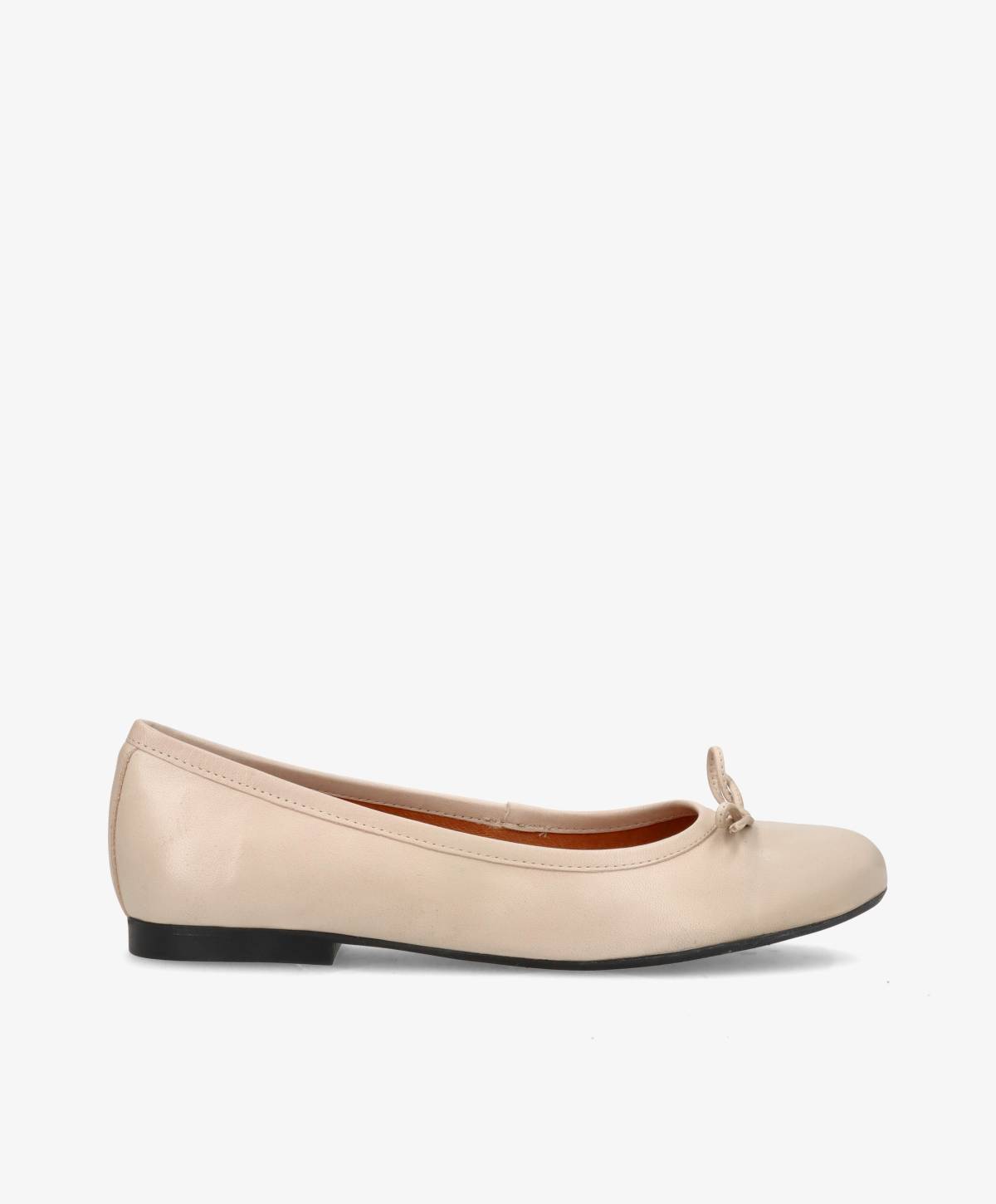 Balletsko i beige fra Shoedesign Copenhagen, set fra siden med en lille sløjfe på snuden.
