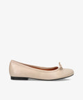 Balletsko i beige fra Shoedesign Copenhagen, set fra siden med en lille sløjfe på snuden.