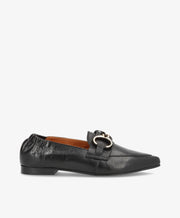 Sort læderloafers fra Shoedesign Copenhagen med metalspænde og elastisk hælkant.