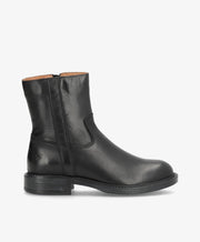 Sort læderstøvle fra Shoedesign Copenhagen med lynlås på siden og lav hæl.