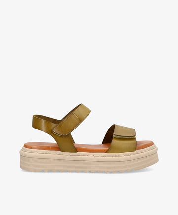 Sandaler fra Shoedesign Copenhagen i olivengrøn med tyk, beige sål og justerbare stropper.