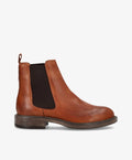 Brun læderstøvle fra Shoedesign Copenhagen med elastikpanel og lav hæl.