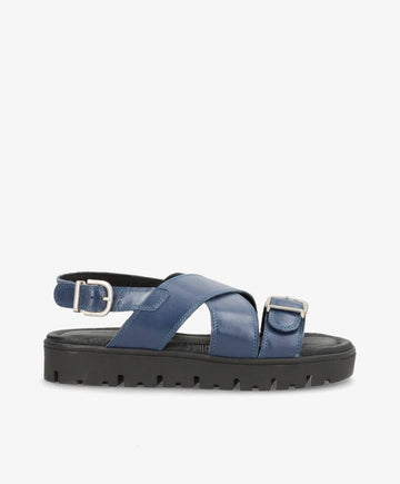 Blå lædersandal med krydsremme og justerbare spænder fra Shoedesign Copenhagen.