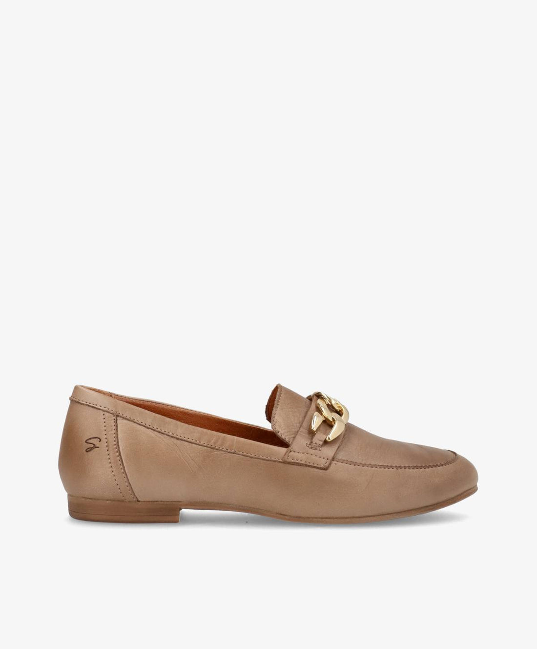 Beige loafers fra Shoedesign Copenhagen med gulddetaljer på toppen.
