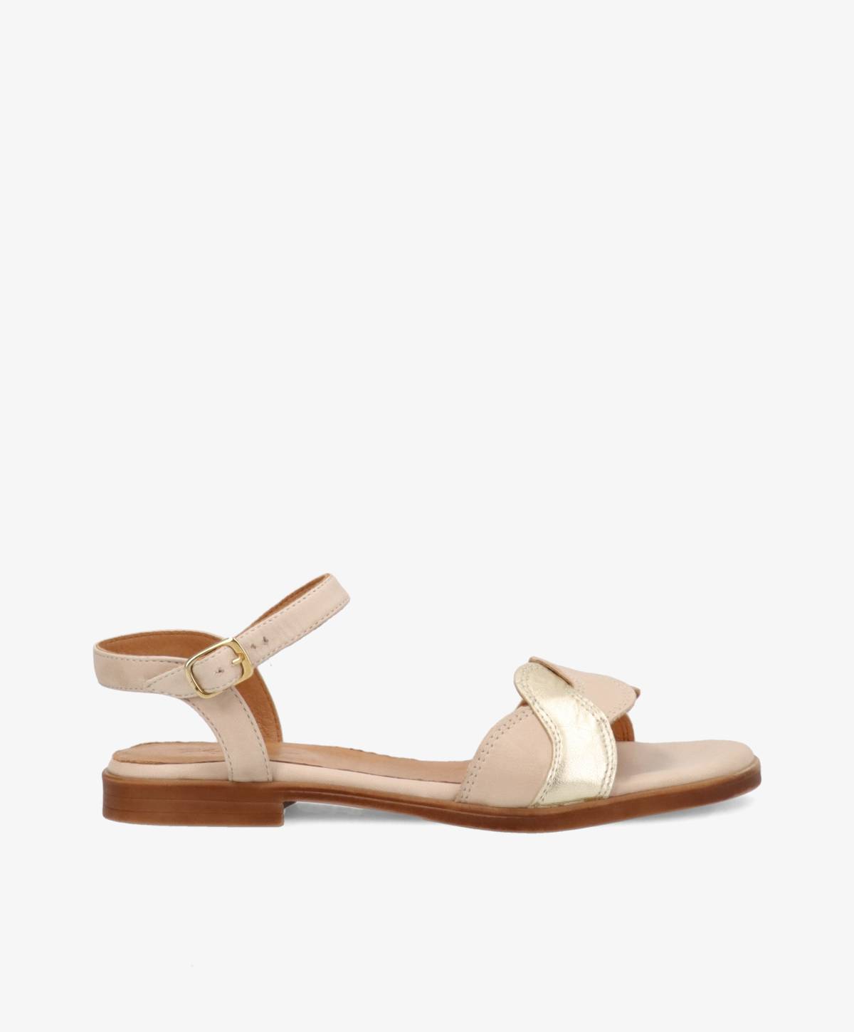 Beige og gylden sandal fra Shoedesign Copenhagen med justerbar ankelrem og flad sål.