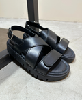 Sort læder sandal fra Shoedesign Copenhagen med krydsremme og justerbar spænde.