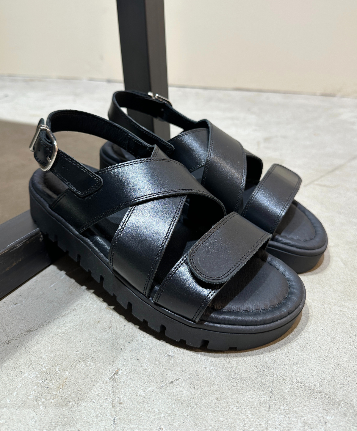 Sort læder sandal fra Shoedesign Copenhagen med krydsremme og justerbar spænde.