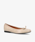 Billede af en beige ballerina-sko fra Shoedesign Copenhagen med en lille sløjfe foran.