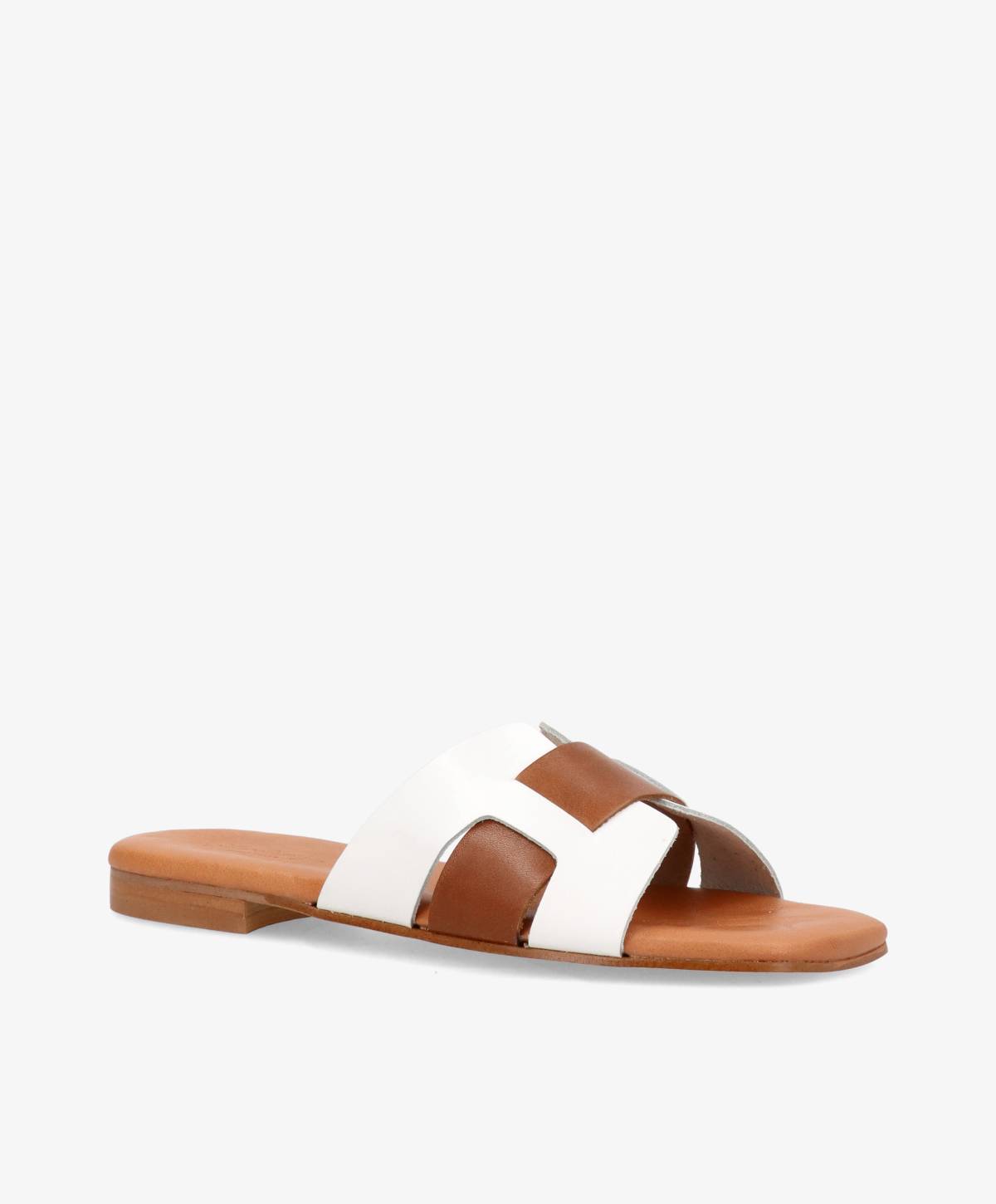 Brun og hvid lædersandal fra Shoedesign Copenhagen med flad sål og krydsremme.