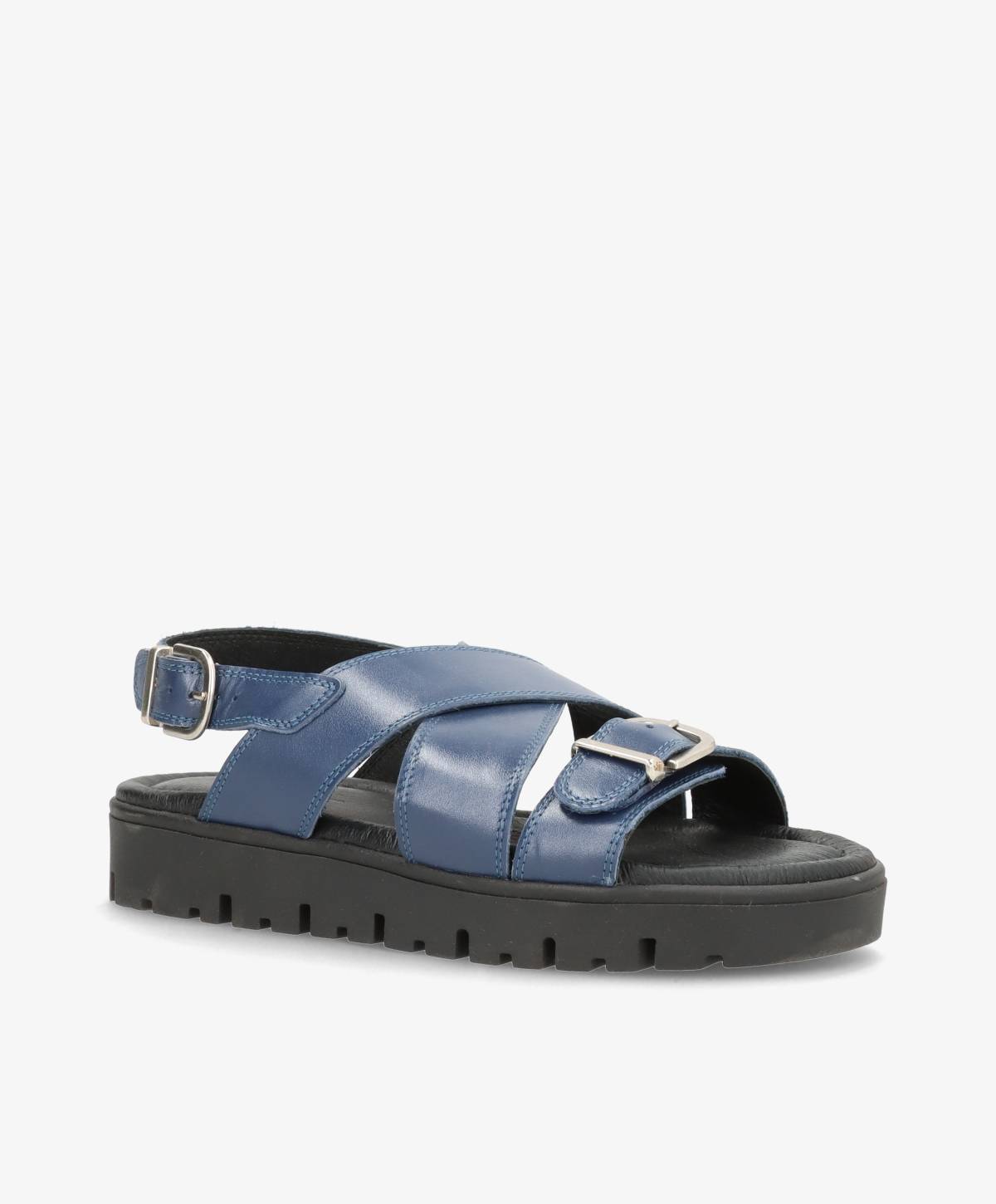 Blå lædersandal med krydsremme og justerbar spænde fra Shoedesign Copenhagen, på en sort, robust sål.