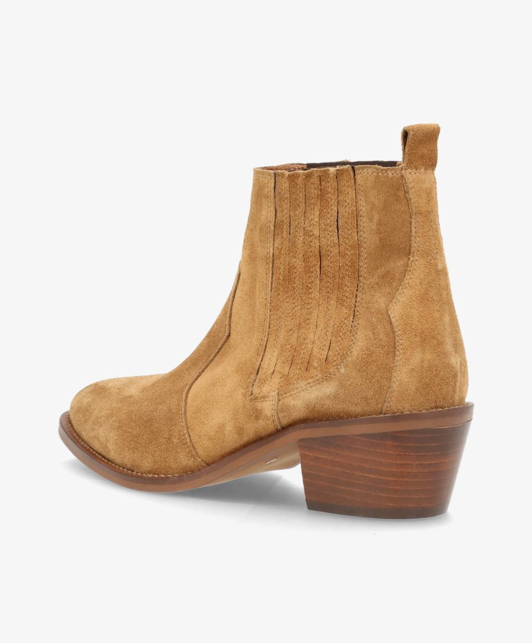 Brun ruskindsstøvle med lav hæl fra Shoedesign Copenhagen.