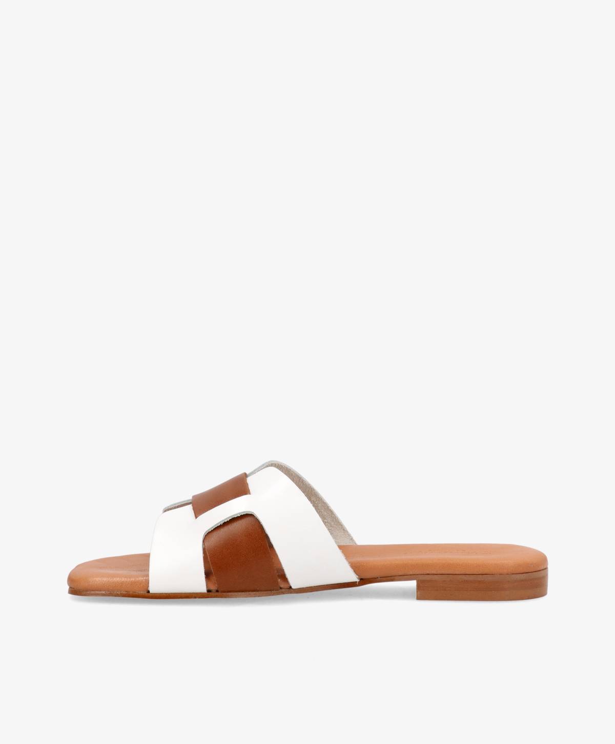 Sandaler fra Shoedesign Copenhagen i brunt og hvidt læder med flad sål.
