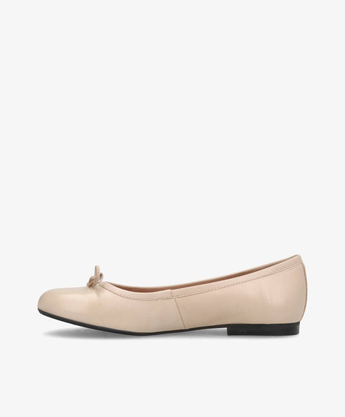 Billede af en beige ballerina-sko fra Shoedesign Copenhagen med en lille sløjfe på snuden.