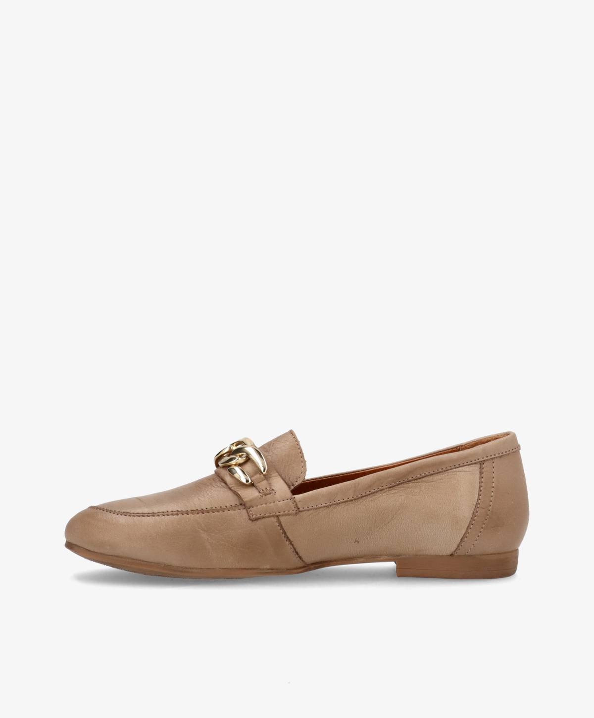 Beige loafers fra Shoedesign Copenhagen med gulddetalje på toppen.