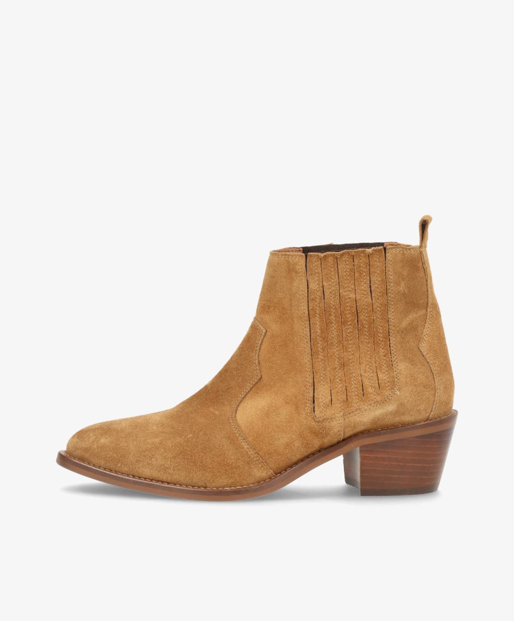 Brun ruskindsstøvle med lav hæl og elastiske paneler fra Shoedesign Copenhagen.