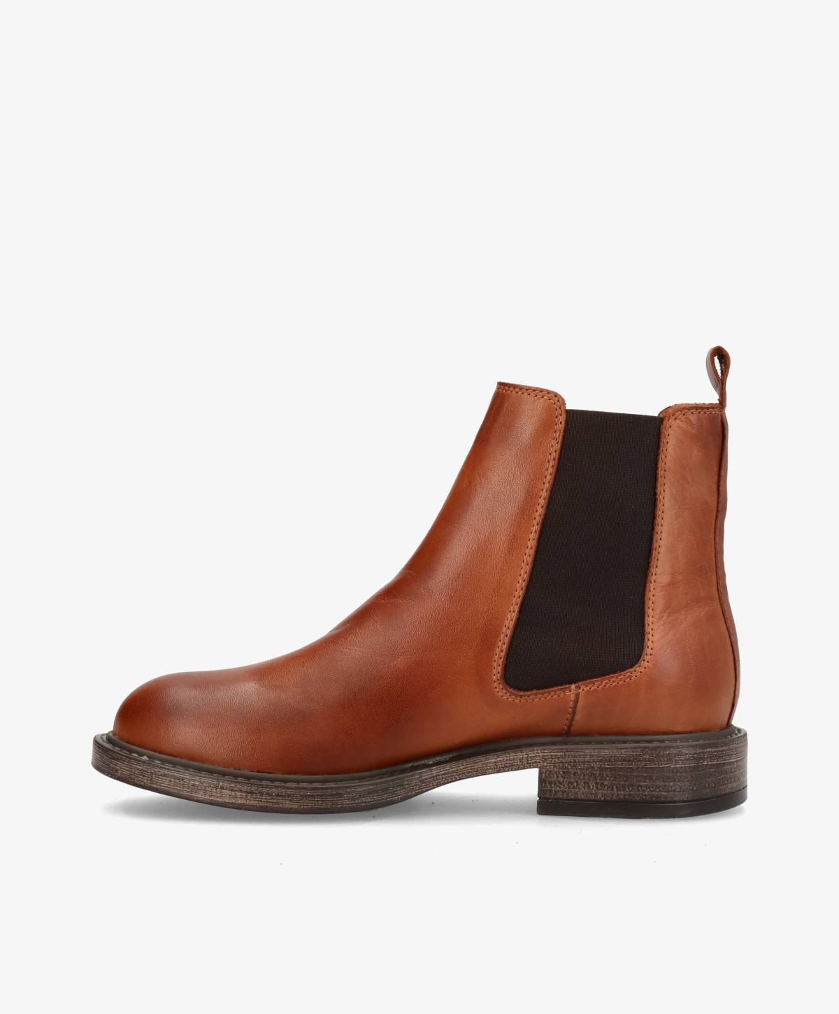 Brun læderstøvle fra Shoedesign Copenhagen med elastisk sidepanel og lav hæl.